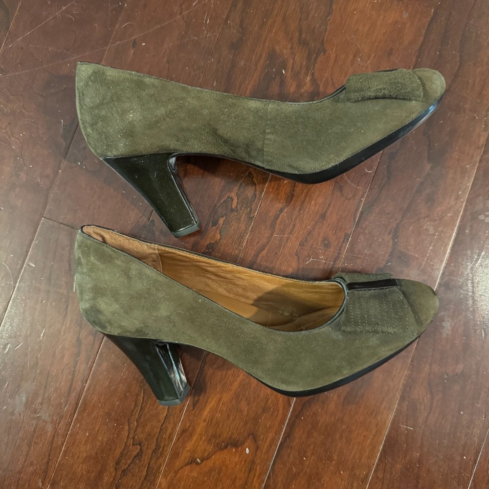 Clarks Artisan Olive Green Suede Peep Toe Bow 3" Heels Pumps Women's Size 7B